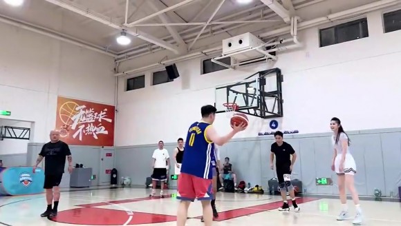 大長腿小姐姐雖然打球姿勢有些生硬，但能進球啊！😍